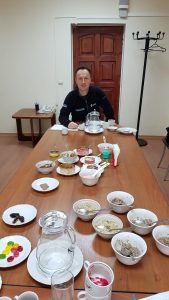 Tafeln für die Speiseplanung - Matthias Maurer zu Tisch in Russland beim Vorkosten - Bild: ESA